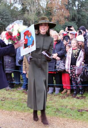 Kate Middleton, même les mains prises, parvient toujours à prendre une pose impeccable devant l'objectif des photographes.