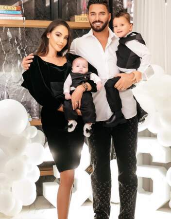 Nabilla et Thomas Vergara ont opté pour un look Black and White pour immortaliser ce réveillon du 24 décembre 2022 avec leurs fils Milann et Leyann. Le couple avait également convié leurs parents respectifs pour le dîner.