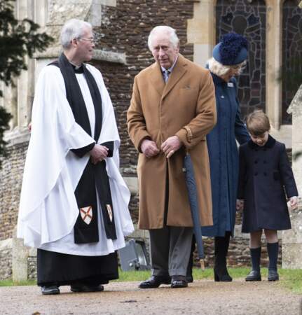 Le roi Charles III fait un dernier point avec le prêtre avant de rentrer au domaine de Sandringham. La reine consort s'occupe du petit Louis.