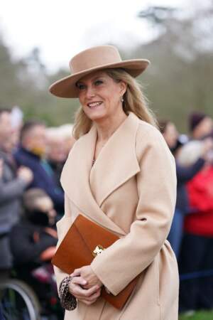 La comtesse de Wessex arbore, à l'instar de Kate Middleton, un beau chapeau assorti à son manteau.