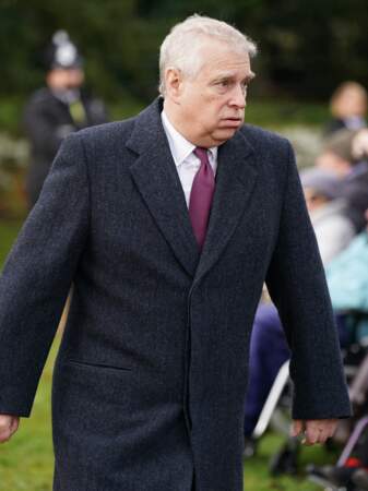Le prince Andrew se dirige, la mine un peu déconfite, vers l'église pour assister à la messe de Noël.