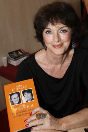 En 2009, Anny Duperey (62 ans) sort un livre et le présente au Salon du livre de Paris.