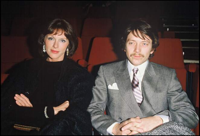 L'année suivante, en 1984, l'actrice incarne Nathalie Verta dans La Triche. Sur cette photo prise au théâtre en compagnie de Bernard Giraudeau, elle a 37 ans.