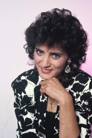 En 1987, Linda de Suza (39 ans) rompt son contrat avec son ancienne maison de disques, Carrère.