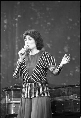 Linda de Suza (35 ans) chante à l'occasion du 75e anniversaire de Loulou Gasté au Paradis Latin, organisé par Line Renaud, en 1983. Cette même année, elle chantera pour la première fois à l'Olympia de Paris.