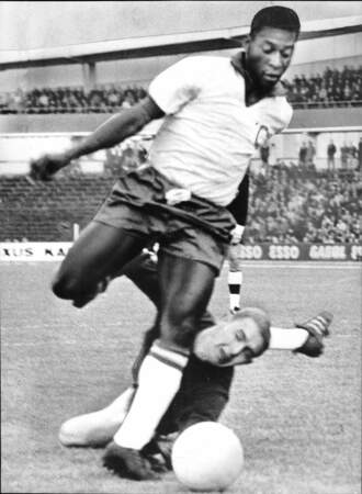 En 1966, Pelé, 26 ans, participe à sa troisième Coupe du Monde avec le Brésil. Fort de ses victoires, il devient un joueur redouté 
