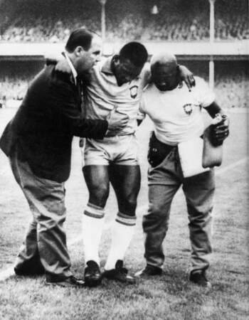 Pelé se retrouve blessé lors d'un match contre le Portugal cette année-là 