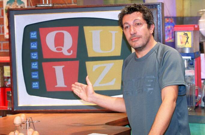 En 2001, il est le producteur et animateur de Burger Quiz, jeu aux questions loufoques auxquelles doivent répondre deux candidats entourés de célébrités. Alain Chabat a 43 ans.