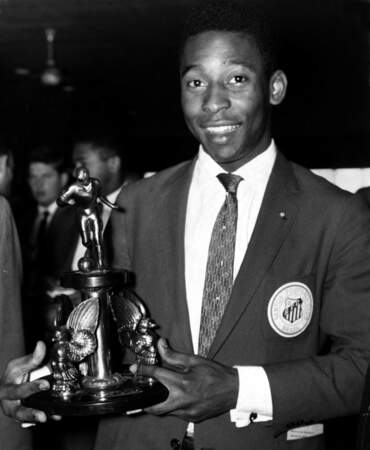 En 1963, à 23 ans, Pelé avait inscrit le dernier but de la victoire de Santos lors de la finale de la Copa Libertadores et reçoit le trophée 
