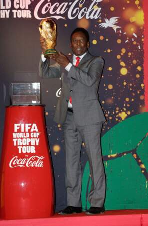 En 2014, Pelé, 74 ans, est toujours présent lors de tous les évènements footballistique et remet le ballon d'or à Cristiano Ronaldo 