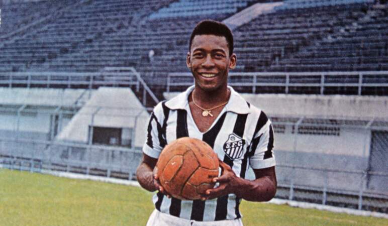 Né en 1940 d'un père footballeur, le jeune Pelé, se fait vite un nom avec l'équipe junior du club local, Bauru, dans l'Etat de Sao Paulo 