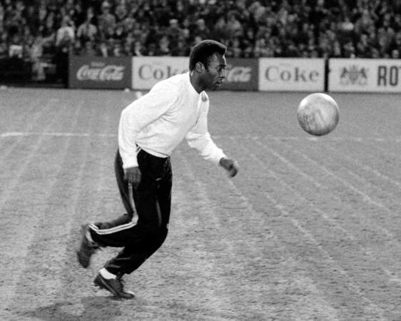 En 1973, il signe un contrat avec Pepsi-Cola et atteint la même année pour la dernière fois de sa carrière la finale du championnat Paulista. Au sein d'un championnat très relevé, Santos s'impose au terme d'un final rocambolesque. Le dernier titre de Pelé avec Santos