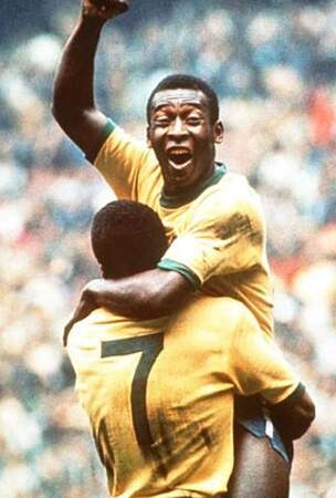 C'est l'une des photos les plus célèbres de l'histoire du sport. Pelé célèbre son but en finale de la Coupe du monde 1970 dans les bras de Jairzinho. Le numéro 10 est élu meilleur joueur de la compétition