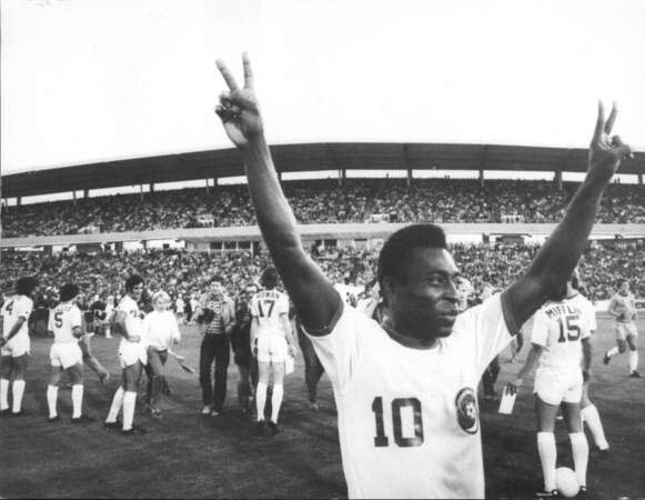 En 1975, à 35 ans, Pelé signe un contrat de trois ans pour plus de 4,7 millions de dollars avec le Cosmos de New York. Il s'installe alors là-bas et participe alors à l'essor du football aux États-Unis 