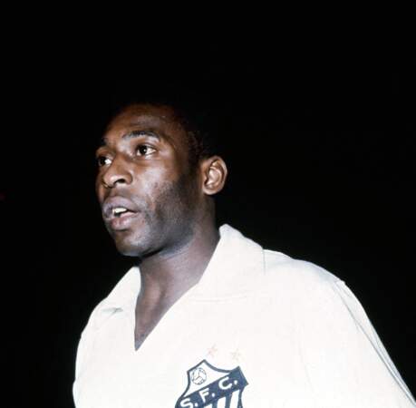 Âgé de 29 ans en 1969, Pelé atteint le millième but de sa carrière. ll marque son but historique sur penalty face au Vasco de Gama