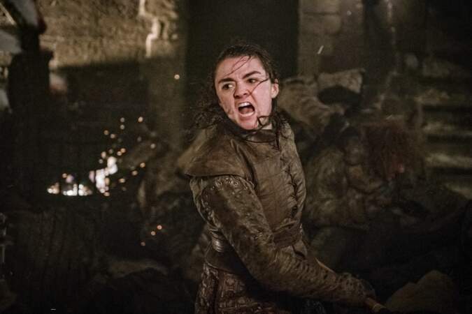 Arya Stark, interprétée par Maisie Williams, est la soeur de Sansa de qui tout l'oppose. En revanche, elle est très proche de son demi-frère Jon Snow avec qui elle partage les traits des Stark