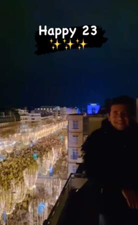 Patrick Bruel partage une vidéo de sa soirée pour souhaiter ses voeux : "Champs Élysée en fête 🥳
Happy 2023 ✨✨✨"