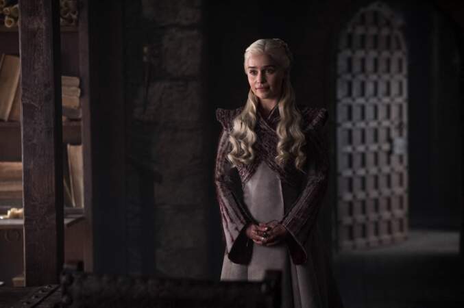 Dans Le Trône de fer, l’actrice britannique Emilia Clarke a joué le rôle de Daenerys Targarye, mère des dragons