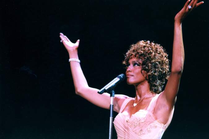 Whitney Houston, en deuxième position. Porte-drapeau du R&B, Whitney Houston possédait une soprano aussi puissante que tendre.
