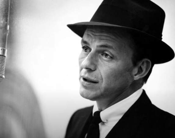Franck Sinatra est dix-neuvième.
Le contrôle de la respiration, l’étude minutieuse de chaque parole, la recherche incessante de la perfection vocale, Sinatra était un titan derrière le micro avant d’être quoi que ce soit.