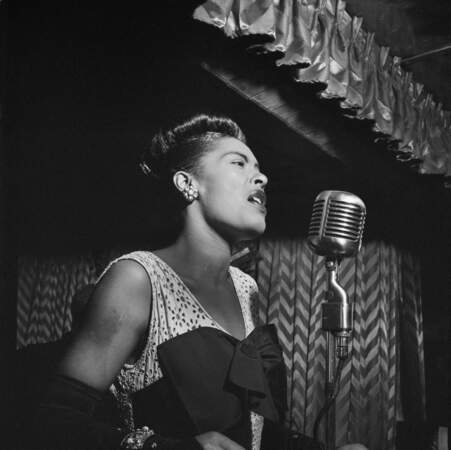 Billie Holiday, une légende du jazz-vocal, a privilégié la vérité émotionnelle. C’est une qualité qui lui a donné un statut spécial parmi les autres artistes.