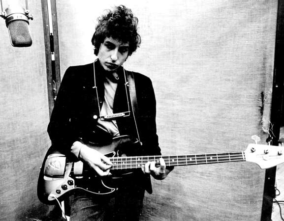 Bob Dylan est quinzième. Pour certains la voix de Bob Dylan, en particulier les notes sifflantes et agressives qu’il préférait dans ses premières années, sonnera toujours comme une caricature d’elle-même. Il est l'un des grands excentriques vocaux de l’Amérique.