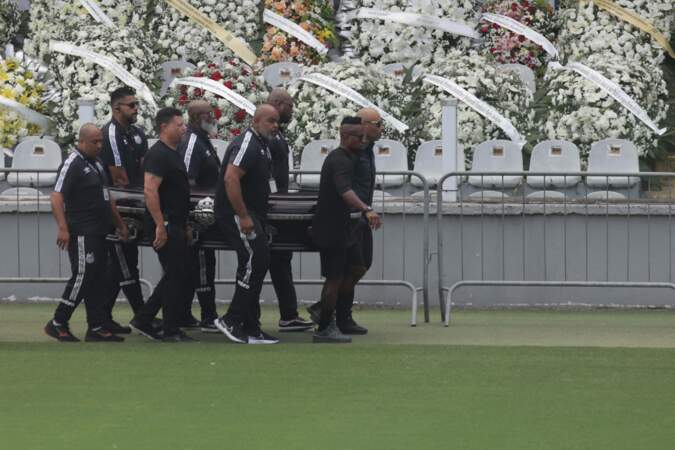 Le cercueil de Pelé arrive dans le stade