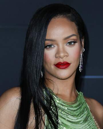 Selon Forbes, la fortune de Rihanna s'élevait en 2021 à 1,7 milliard de dollars. Les prédictions pour 2023 sont de 1,4 milliard de dollars. Elle est la première jeune femme milliardaire "self-made", soit à acquérir ce statut grâce à la fortune qu'elle a généré elle-même.