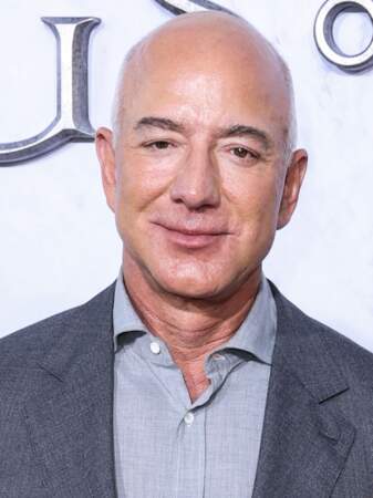 Le fondateur d'Amazon a annoncé à la fin de l'année 2022 qu'il prévoyait de faire don de son vivant de la majeure partie de sa fortune. Jeff Bezos est aussi propriétaire du quotidien Washington Post, de la société spatiale Blue Origin et du Bezos Earth Fund, un fonds consacré à la planète qu’il a lancé en 2020 en le dotant alors de 10 milliards de dollars.