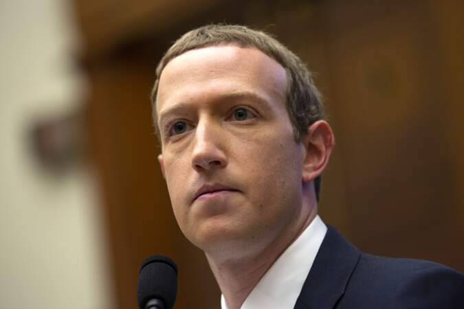 Mark Zuckerberg est le fondateur de Facebook. Le PDG de Meta a vu sa fortune fondre. De 2021 à 2022, il est passé de 103 milliards à 37,7 milliards, soit une chute de 70 %. Pour 2023, sa richesse est estimée à  43,8 milliards de dollars.