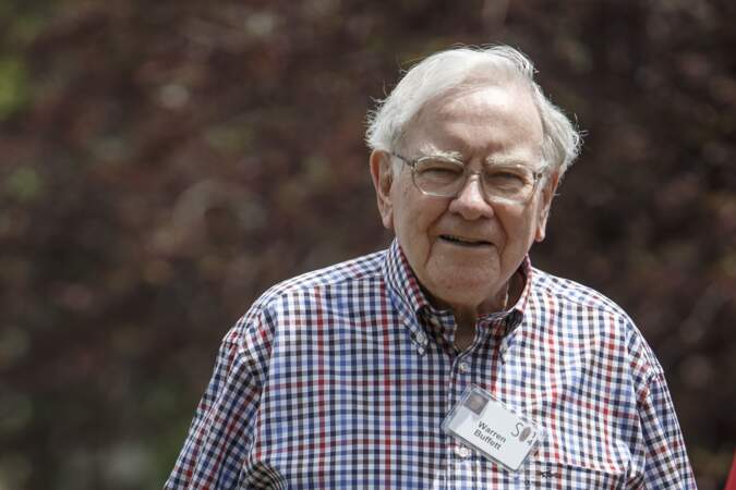 Warren Buffett est un homme d'affaires, investisseur et milliardaire américain. Grâce à des investissements en bourse, il devient milliardaire dans les années 1980. En octobre 2022, sa fortune est estimée à 97 milliards de dollars selon Forbes. En 2023, on planche plutôt sur 107,6 milliards de dollars.