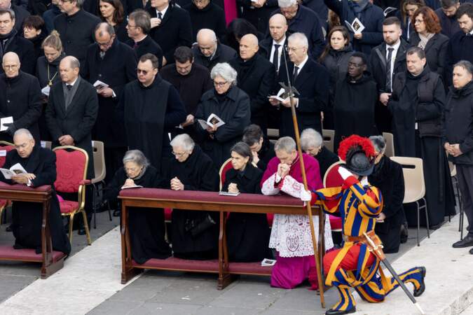Olaf Scholz, chancelier d'Allemagne et l'archevêque allemand de l’Église catholique Archbishop Georg Gaenswein assistent aux obsèques du pape émérite Benoit XVI.