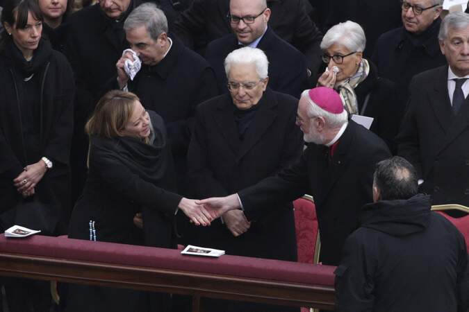 Du côté de l'Italie, la Première ministre italienne Giorgia Meloni et le président italien Sergio Mattarella représentent leur pays aux obsèques du pape Benoit XVI.