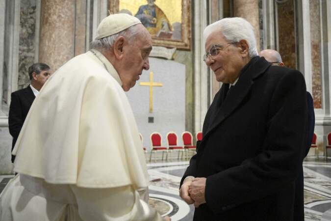 Le pape François et le président de la République italienne, Sergio Mattarella aux obsèques du pape Benoit XVI.