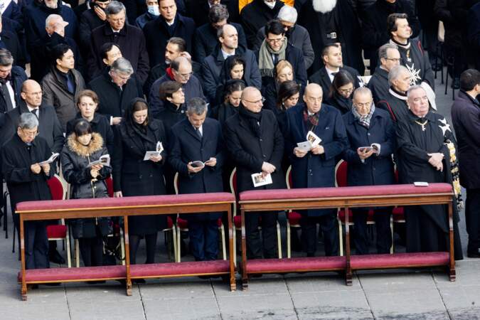 Le ministre de l’intérieur et des cultes Gérald Darmanin  représente le gouvernement Français aux obsèques du pape émérite Benoit XVI à la demande du président Emmanuel Macron.