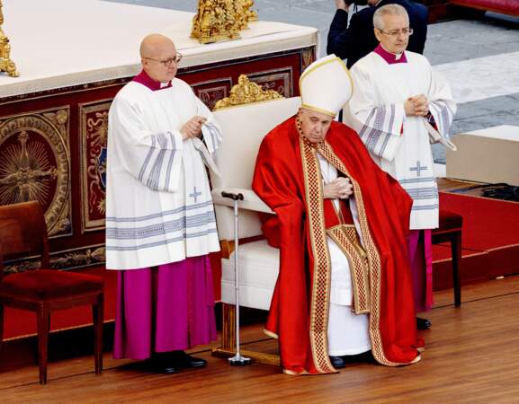 La messe en hommage au pape émérite Benoît XVI a été présidée par le pape François, à partir de 9h30 jeudi 5 janvier 2023 sur la place Saint-Pierre du Vatican. Une cérémonie inédite, car c’est la première fois qu’un pape préside les obsèques de son prédécesseur.
