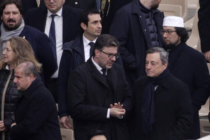 Le haut fonctionnaire et homme d'État italien Mario Draghi et le Ministre italien de l'Économie et des Finances Giancarlo Giorgetti assistent également aux obsèques du pape Benoit XVI.