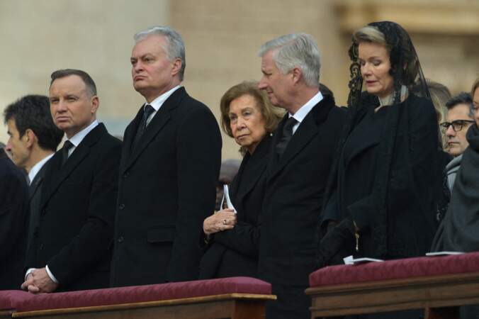 Le président polonais Andrzej Duda, le président lituanien Gitanas Nauseda, la reine Sofia d'Espagne, le roi Philippe et la reine Mathilde de Belgique assistent aux obsèques du pape émérite Benoit XVI.