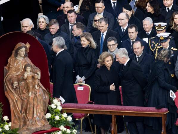 La reine Sofia d'Espagne, le roi Philippe de Belgique et la reine Mathilde sont au premier rang lors des obsèques du pape Benoit XVI.
