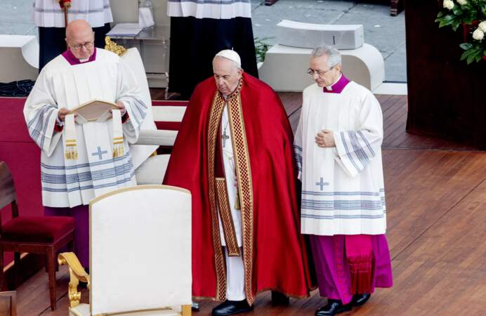 Le pape François préside les obsèques du pape émérite Benoit XVI (Joseph Ratzinger) sur la place Saint-Pierre du Vatican.