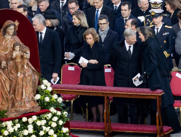 Parmi les figures laïques qui sont présents à la cérémonie figurent la reine Sofia d'Espagne, le roi Philippe de Belgique et la reine Mathilde.