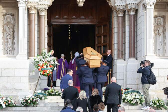 Le cercueil de monseigneur Bernard Barsi s'apprête à être déposé dans le lieu saint. 