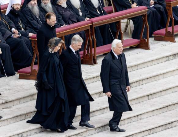 Le roi Philippe et la reine de Belgique aux obsèques du pape Benoit XVI. 