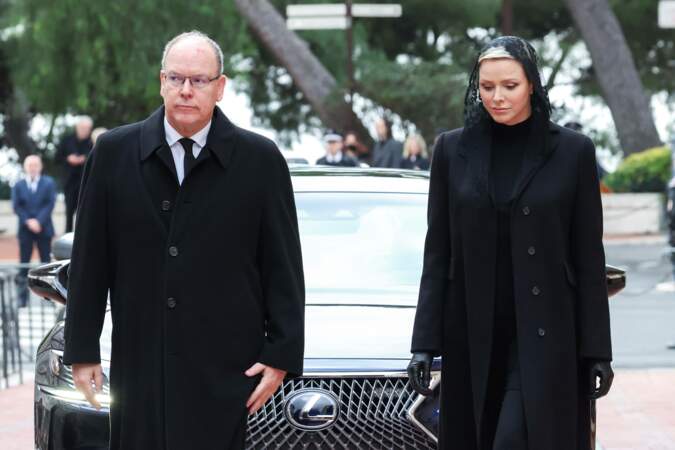 Ce mercredi 4 janvier, le prince Albert II et la princesse Charlène de Monaco ont assisté aux funérailles de monseigneur Barsi en la cathédrale de la principauté.