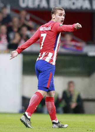 En 2018, Antoine Griezmann joue toujours pour l'Atlético Madrid. Il a les cheveux coupés très courts et de sa couleur naturelle.
