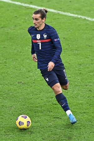 En 2020, Antoine Griezmann relève ses cheveux en un chignon à mi-hauteur.