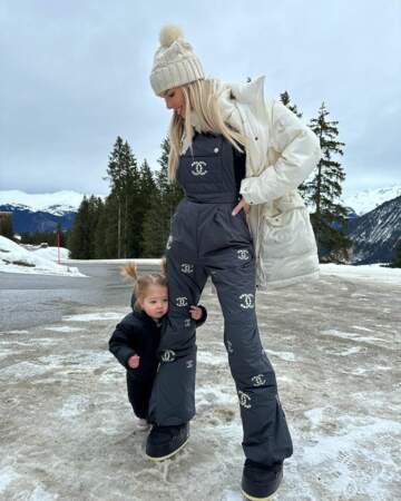 Jessica Thivenin en tenue de ski
