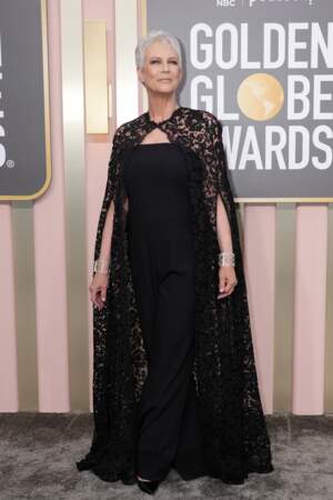 Jamie Lee Curtis, 64 ans,  en robe à cape aux Golden Globes 2023