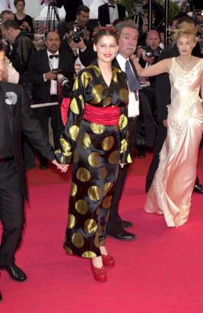 Sa carrière d'actrice lui permet d'accéder à des évènements comme la montée des marches au festival de Cannes comme ici en 2001
