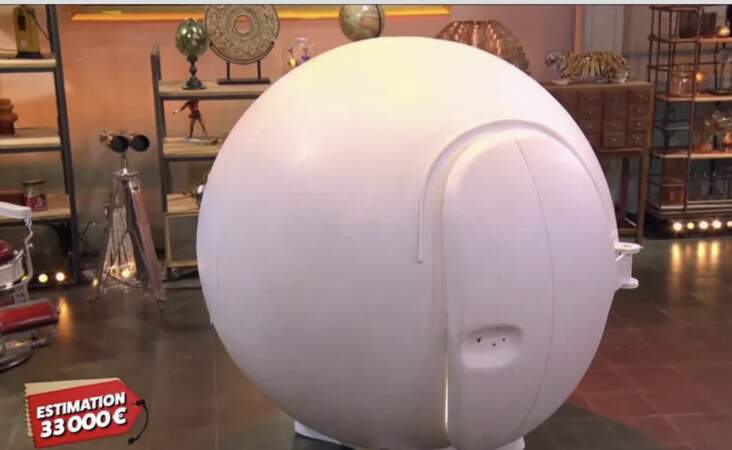 Cette boule géante contenant un bureau à l'intérieur était estimée à 33 000 euros. Elle a finalement été vendue au prix de 45 000 euros à nouveau à Caroline Margeridon 